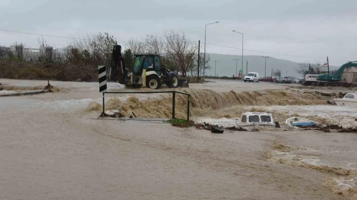 Kepez deresindeki taşkın devam ediyor, sahil yolu trafiğe kapalı
