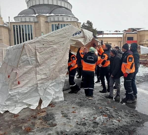 Kestel Belediyesi’nin deprem bölgesine destekleri sürüyor