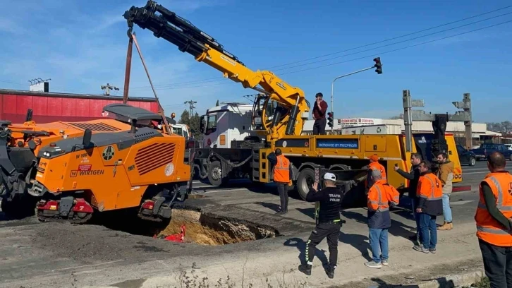 KGM’nin iş makinesi düzeltmeye çalıştığı çukuru obruğa çevirdi
