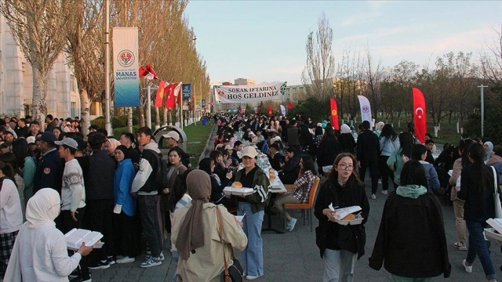 Kırgızistan'da yaklaşık 3 bin kişinin katılımıyla sokak iftarı düzenledi