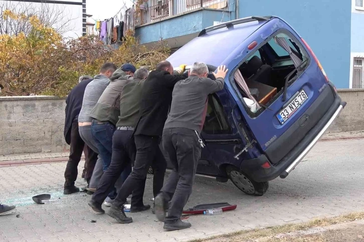 Okul servisi ile otomobil çarpıştı: Çok sayıda öğrenci yaralandı