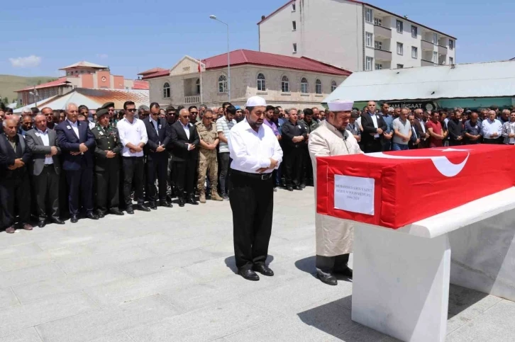 Kırıkkale’deki kazada hayatını kaybeden polis memuru Ağrı’da son yolculuğuna uğurlandı
