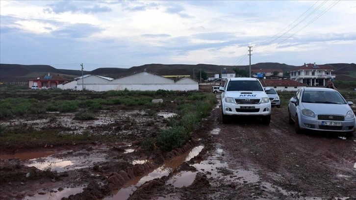 Kırıkkale'de sağanak nedeniyle dereler taştı, ev ve ahırları su bastı