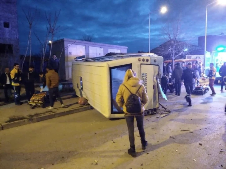 Halk otobüsü ile otomobil çarpıştı yaralılar var