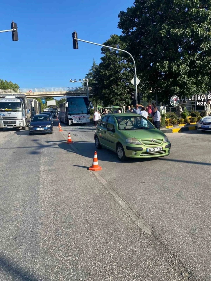 Kırmızı ışıkta bekleyen otomobile yolcu otobüsü çarptı: 3 yaralı
