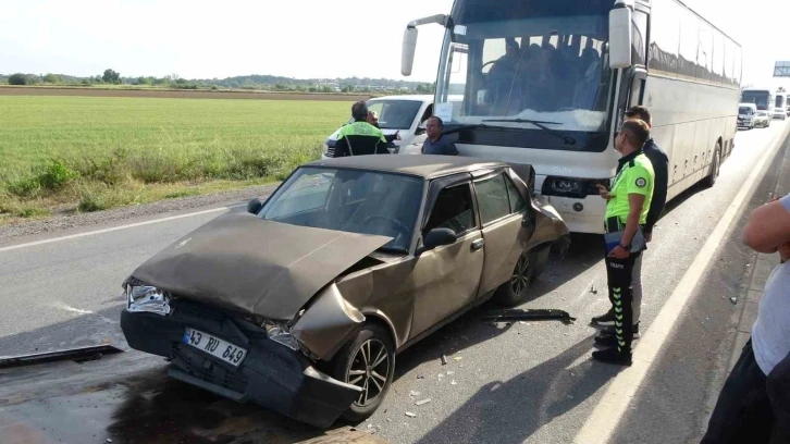 Kırmızı ışıkta bekleyen otomobillere, personel servis otobüsü çarptı: 2 yaralı
