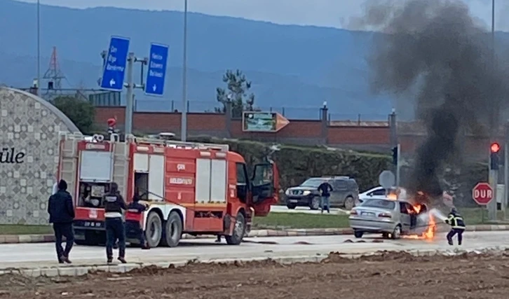 Çanakkale'de Kaza: 2 Araç Alev Aldı