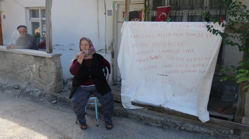 Tavukları çalınan kadın pankart açtı: 'Sayın hırsız, babanı tanırım...'