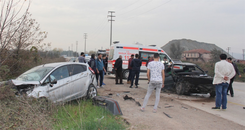 Kocaeli'de otomobiller kafa kafaya çarpıştı