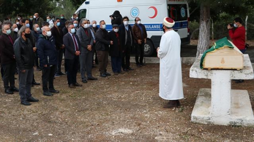 Koronadan ölen doktor, babası için ayrılan mezara defnedildi