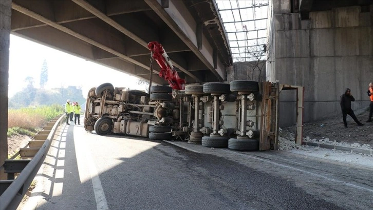 Kocaeli'de devrilen tır nedeniyle kapanan D-100'ün İstanbul yönü ulaşıma açıldı