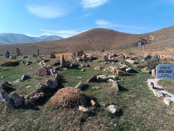 Konargöçer kabristanları görenlerin yüreklerini burkuyor
