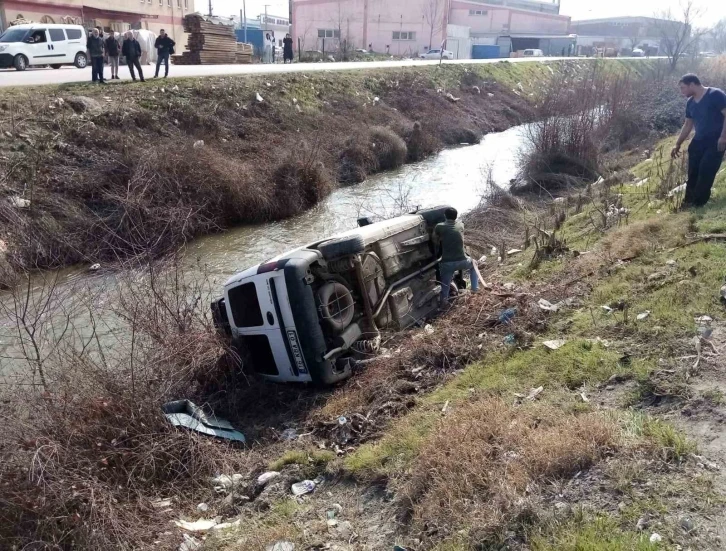 Bursa'da kontrolden çıkan araç, dereye uçtu