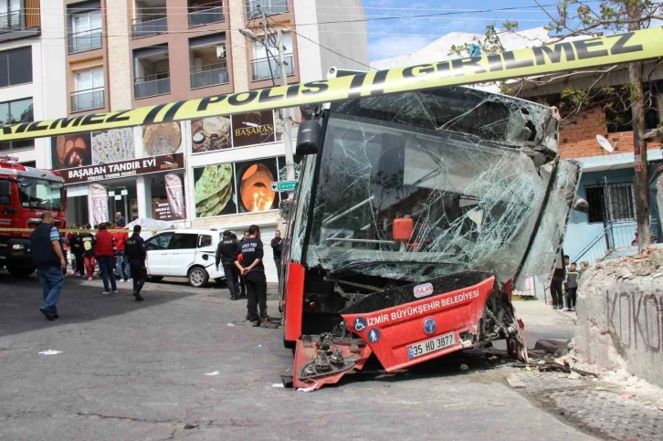 Kontrolden çıkan belediye otobüsü duvara çarptı: 10 yaralı
