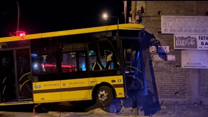 Bursa'da kontrolden çıkan belediye otobüsü, tamirci dükkanına girdi