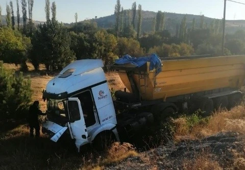 Kontrolden çıkan hafriyat kamyonu tarlaya uçtu: 1 yaralı
