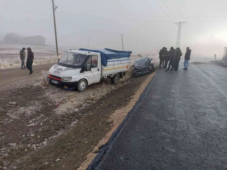 Kontrolden çıkan kamyonete otomobil arkadan çarptı