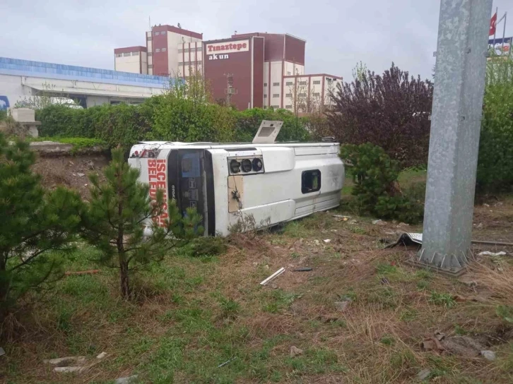 Kontrolden çıkan minibüs korku dolu anlar yaşattı.
