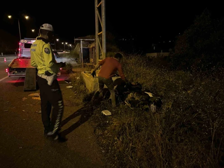 Kontrolden çıkan motosiklet trafik uyarı levhasının beton ayağına çarptı: 1 yaralı
