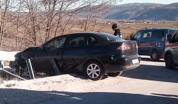 Karabük'te kontrolden çıkan otomobil bariyere çarptı 