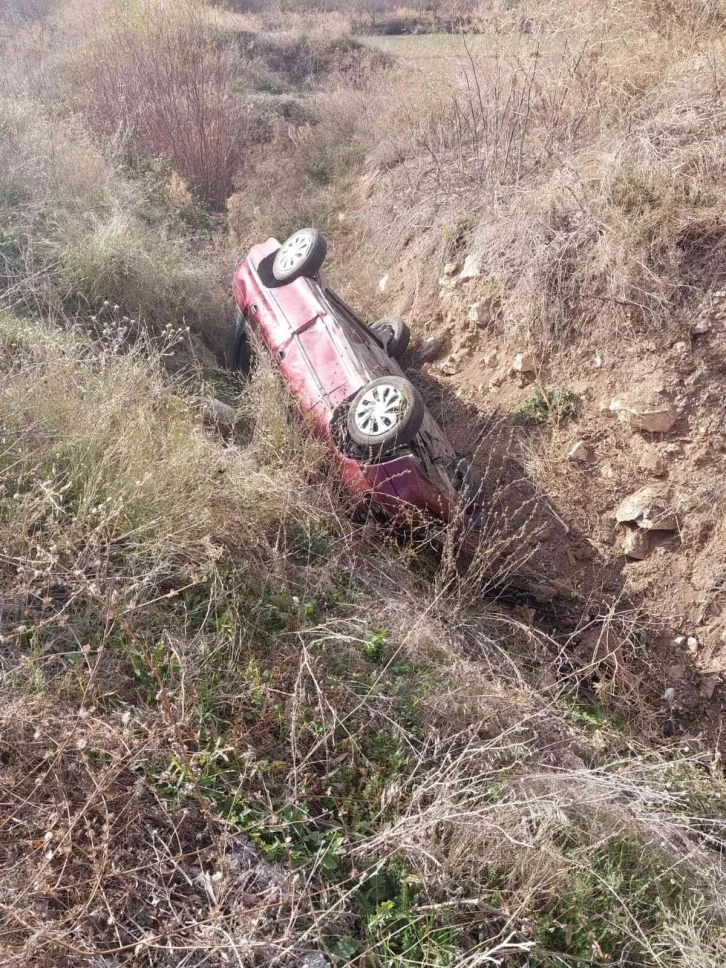 Kontrolden çıkan otomobil kanala devrildi: 1 yaralı
