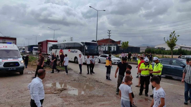 Bursa'da kontrolden çıkan TIR 2 otomobile çarptı