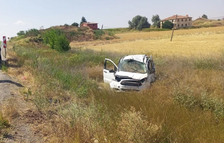 Konya’da hafif ticari araç araziye devrildi: 4 yaralı
