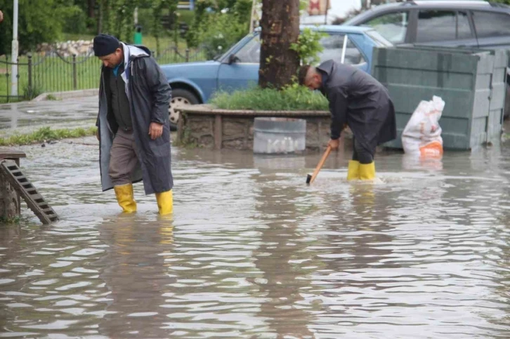 Konya’da sağanak yağış caddeleri göle çevirdi
