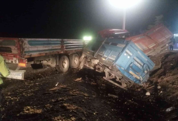 Konya’da tır traktörün römorkuna çarptı: 3 yaralı
