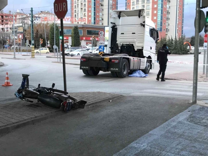 TIR'ın çarptığı motosikletin sürücüsü hayatını kaybetti