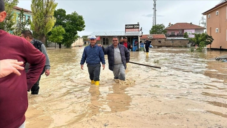 Konya'da sağanak nedeniyle bazı ev ve iş yerlerini su bastı