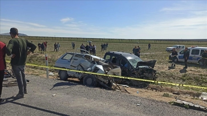 Konya'da ticari araç ile otomobilin çarpıştığı kazada 5 kişi öldü