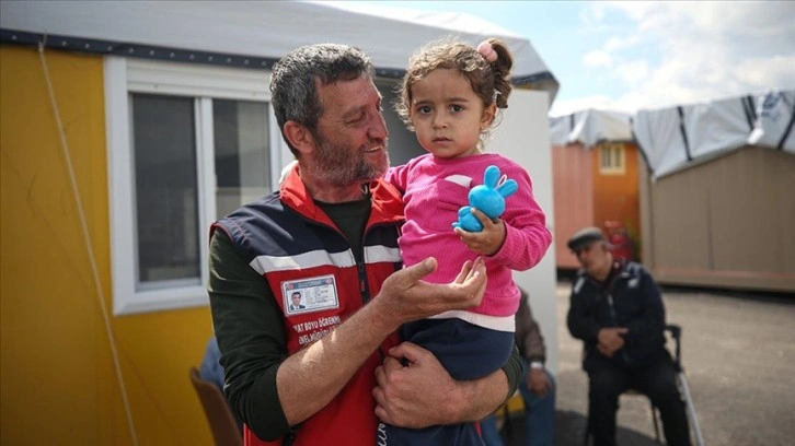 Kovid-19 ve depremde 44 yakını ölen okul müdürü, afetzedelerin yardımına koşuyor