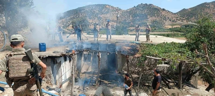 Köy evinde çıkan yangın Jandarma tarafından söndürüldü
