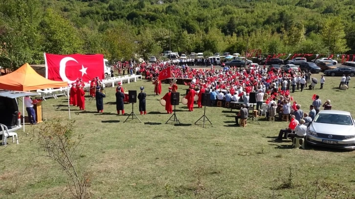 Köy yollarının asfaltlanmasını mehter takımıyla kutladılar
