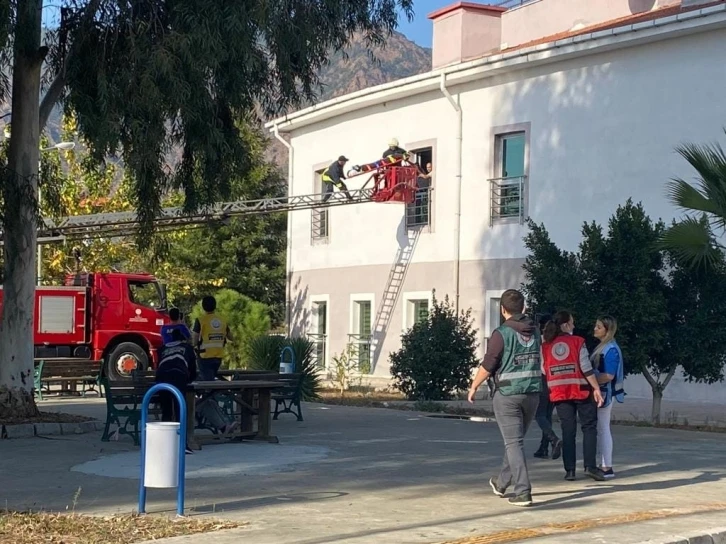 Köyceğiz Devlet Hastanesi yangın tatbikatı gerçeğini aratmadı
