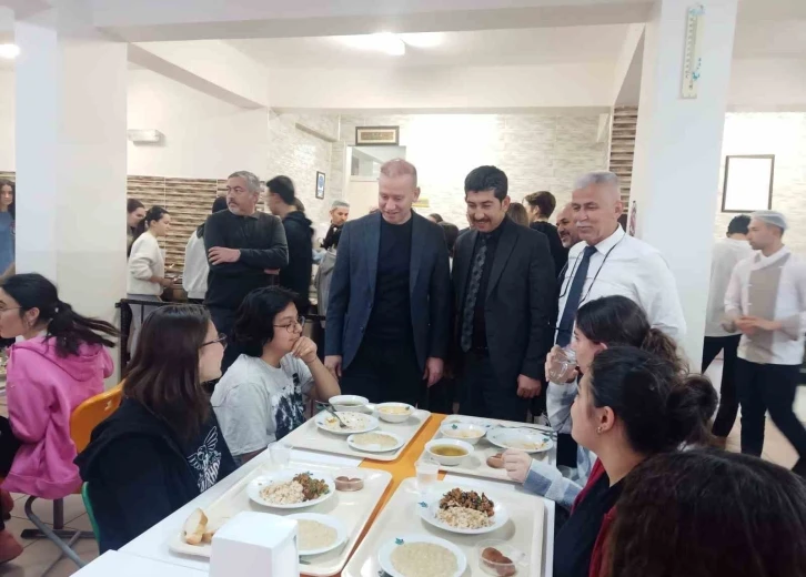 Köyceğiz Kaymakamı Maslak, iftarı öğrencilerle açtı
