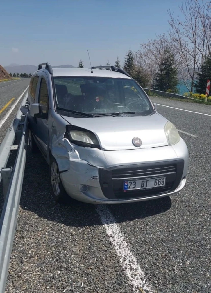 Koyun sürüsüne çarpmamak için manevra yaptı, demir bariyerlere çarptı
