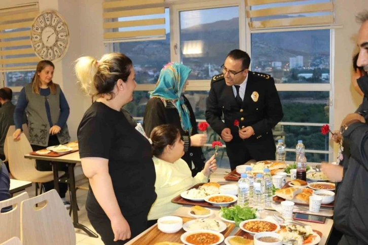 Kozan polisi depremzedeleri yalnız bırakmadı
