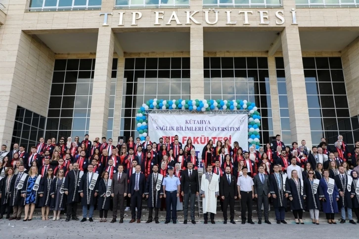 KSBÜ Tıp Fakültesinden mezun olan 104 öğrenci törenle hekimlik mesleğine adım attı
