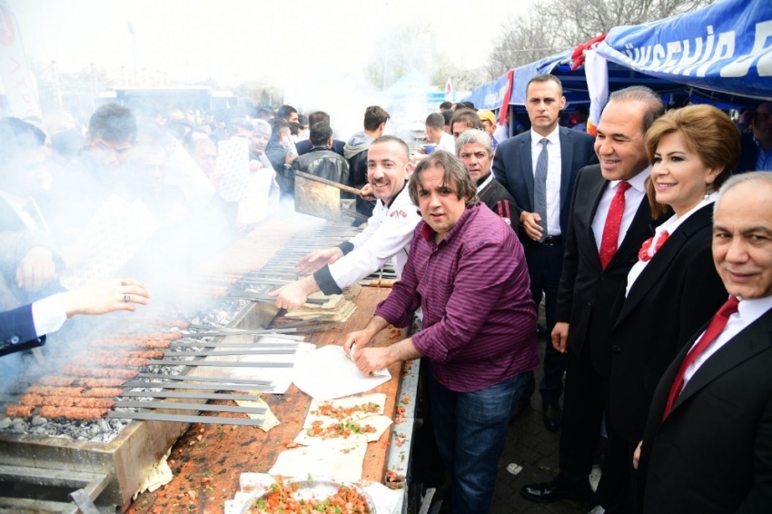 MHP Kurultayı’na katılanlara Adana kebabı