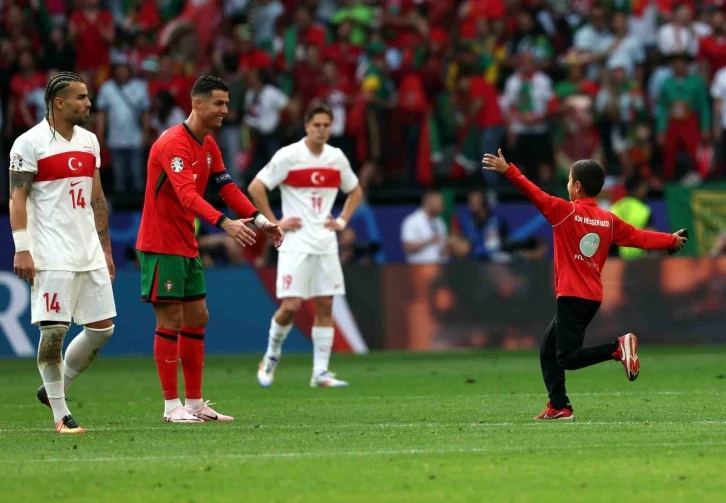 Küçük taraftar, Cristiano Ronaldo ile fotoğraf çekilmek için sahaya girdi
