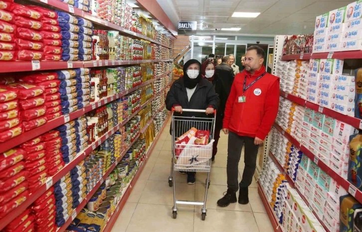 Küçükçekmece Belediyesi ihtiyaç sahibi vatandaşların faydalanabileceği "Sosyal Market"in açılışını yaptı
