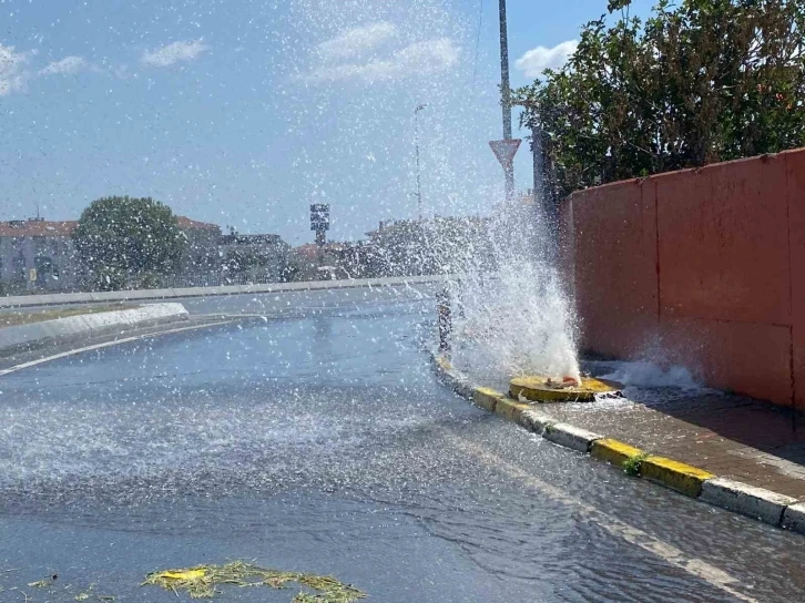 Küçükçekmece’de ana su borusu patladı, tonlarca su boşa aktı
