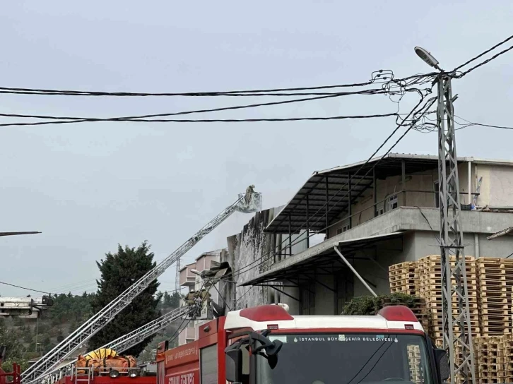 Küçükçekmece’de gıda boyası deposundaki yangın söndürüldü
