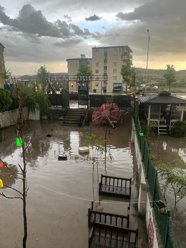 Kulp’u fırtına ve sağanak vurdu
