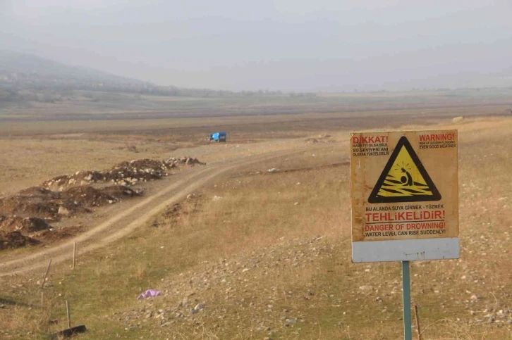 Kuraklığın en net fotoğrafı: "Suya girmek yasaktır" yazısı var, su yok
