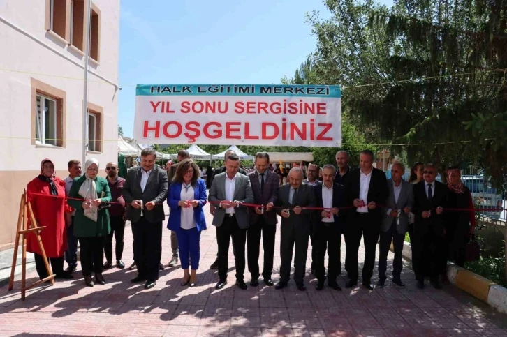 Kursiyerlerin eserleri yıl sonu sergisinde görücüye çıktı
