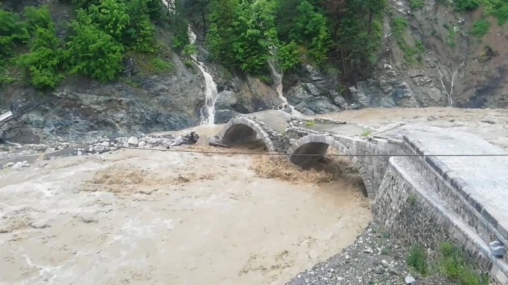 Kurtuluş Savaşına tanıklık eden tarihi köprü selde zarar gördü
