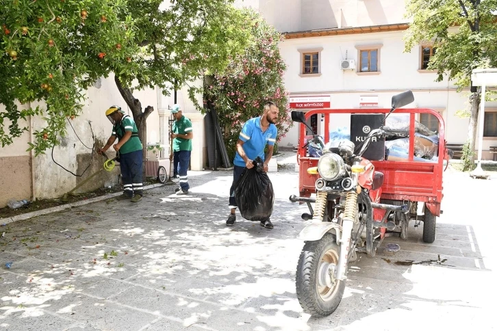 Kuşadasi Belediyesi ilçeyi bayrama hazırlıyor
